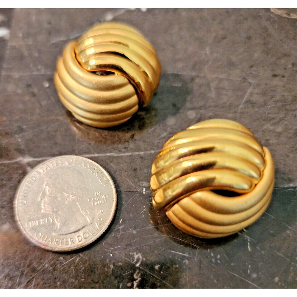 Vintage Monet Classic Fashion Gold Clip On Earrings